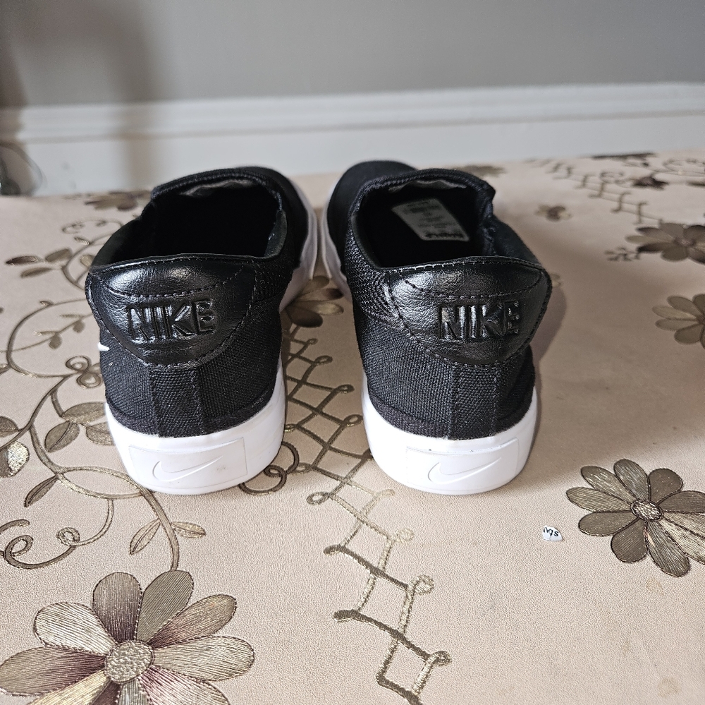 NWOB  Nike Black and White Espadrilles - Picture 3 of 6